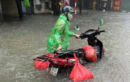 Khắp nơi ngập sâu, người Hà Nội nháo nhác lên mạng hỏi nhau đường đi làm