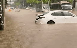 Hà Nội mưa to thâu đêm, nhiều tuyến đường ngập nặng, giao thông ách tắc nghiêm trọng