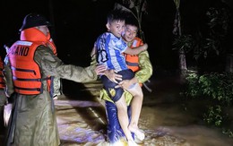 Cảnh sát giải cứu nhiều người mắc kẹt trong mưa bão số 5