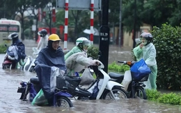 'Gánh' lượng mưa lớn nhất từ đầu mùa, hệ thống thoát nước Hà Nội quá tải