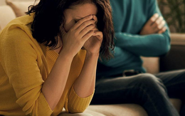 Gom góp mãi được 900 triệu định xây nhà thì chồng báo chỉ còn 300, biết lý do anh ném tiền vào mà tôi xám ngoét mặt mày