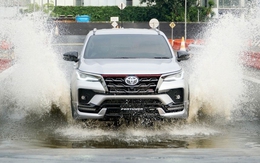 Những ngày mưa gió thế này mới thấy mua những chiếc SUV này đáng đồng tiền bát gạo, không ngán đường ngập