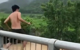 VIDEO: Người đàn ông bất ngờ trèo lan can cầu, lao xuống dòng nước lũ chảy xiết