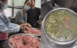 Đột kích căng tin của 1 trường tiểu học, phát hiện hơn 35kg thịt lợn chuyển sang màu xanh lá, bốc mùi hôi thối