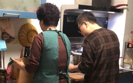 Bóng lưng của con rể và mẹ vợ khiến dân mạng không thể dừng "gõ phím"