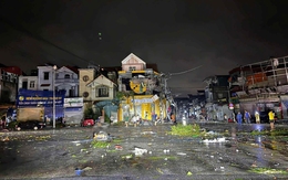 Dông lốc quét qua Ninh Bình, hất đổ loạt ô tô và nhà dân, 1 người tử vong