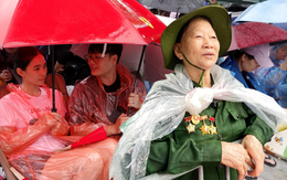 Còn gì háo hức hơn sơ duyệt A80 lúc này: Người trẻ từ TP.HCM "cắm trại" xuyên đêm, cựu chiến binh 80 tuổi đội mưa chờ đợi vẫn thấy mãn nguyện