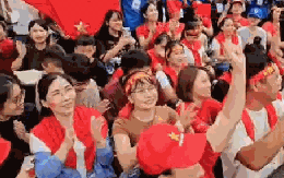 VIDEO: Người dân đội mưa chờ xem diễu binh A80, hát vang quốc ca