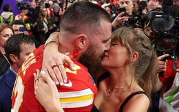 Chuyện tình cực ngọt của Taylor Swift và Travis Kelce: Từ chiếc vòng in số điện thoại đến cầu hôn lãng mạn trong rừng