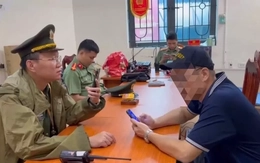 Công an lập biên bản xử lý một số người 'bán ghế' xem diễu binh, diễu hành