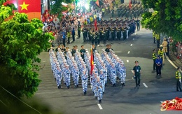 Các khối diễu binh đi qua từng tuyến đường trong tiếng hò reo của người dân: Tự hào quá Tổ quốc ơi!