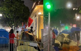 Tranh cãi chuyện đem con nhỏ ngủ lều trên phố giữa đêm mưa lớn chờ sơ duyệt A80