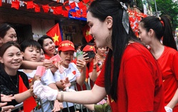 Vợ Duy Mạnh gây sốt với khoảnh khắc dựa dẫm vào mẹ - phu nhân cựu Chủ tịch CLB Sài Gòn khi xem A80