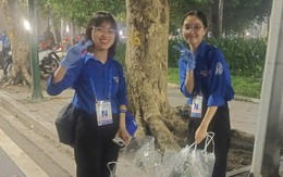 VIDEO: Những nữ sinh viên xinh xắn xuyên đêm dọn rác trong những ngày lễ A80