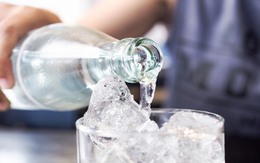 Chàng trai 25 tuổi nôn ra máu sau khi uống nước đá
