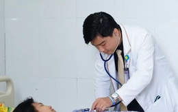 Bác sĩ Việt Nam 2 lần giúp bé gái Campuchia thoát 'cửa tử'