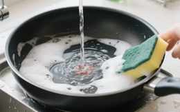 Chảo chống dính xuất hiện 3 dấu hiệu này, tốt nhất nên vứt đi ngay kẻo rước bệnh vào người
