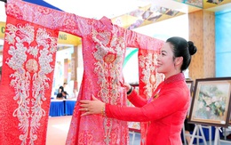 NTK Cao Thu Vân mang áo dài thêu tay đến Triển lãm 80 năm thành tựu đất nước