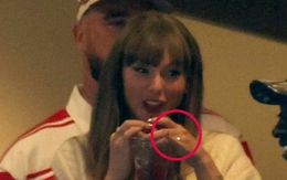 500.000 choáng khi Taylor Swift khoe nhẫn đính hôn to "khủng bố", sáng như bóng đèn trong lần đầu lộ diện sau lễ đính hôn