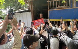 Hàng chục ống kính điện thoại livestream bủa vây, ông Ba Minh sống thế nào?