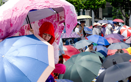 Muôn kiểu chống nắng của người dân khi xếp hàng nhận chỗ hàng chục tiếng trước giờ tổng duyệt A80