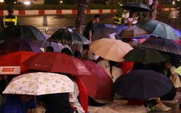 VIDEO: Hà Nội bất ngờ mưa to, hàng ngàn người dầm mưa ngồi đợi xuyên đêm xem diễu binh A80