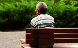 Kiếm 1 tỷ/ năm, cả đời đi làm nộp lương cho vợ, sắp sửa nghỉ hưu người đàn ông bàng hoàng khi thấy sổ tiết kiệm trống rỗng