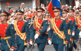 VIDEO: Khối quân đội nước ngoài diễu binh trong tiếng reo hò của người dân Hà Nội