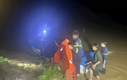 Giải cứu sáu người dân mắc kẹt trong lũ gần hai ngày