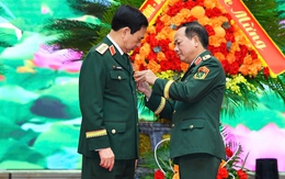 Đại tướng Phan Văn Giang và nhiều lãnh đạo Bộ Quốc phòng nhận Huân chương Quân công