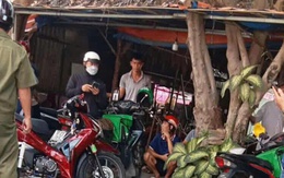 Nam thanh niên tự đâm vào bụng mình, người bán dao nhanh chóng rời hiện trường