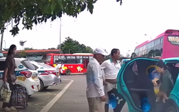 Nhóm người không cho taxi đón khách trong bến, đuổi phụ nữ bế con nhỏ ra khỏi xe