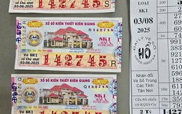 Người mẹ được các con "hộ tống" đi đổi vé số trúng giải độc đắc