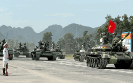 VIDEO: Chiêm ngưỡng xe tăng, tên lửa hợp luyện trong nắng gắt