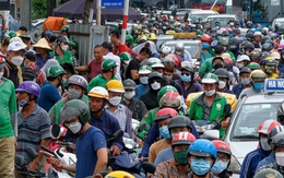 Bỏ xe xăng nhưng vẫn mỗi người một xe máy, Hà Nội bao giờ hết ùn tắc?