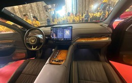 Limousine siêu sang của VinFast lộ thêm ảnh: Logo cánh chim vàng, vách ngăn như Rolls-Royce, ốp gỗ thật
