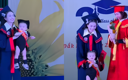 Clip: Bé gái đội mũ cử nhân, lon ton theo mẹ nhận bằng tốt nghiệp, "file đính kèm" mà thần thái hớn hở tự tin hơn cả nhân vật chính
