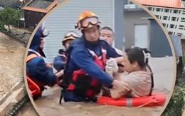 Cùng mắc kẹt trong nước lũ, cảnh chồng đề nghị cứu vợ mình trước gây xúc động