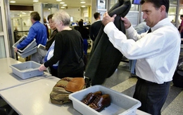 Vì sao qua cửa an ninh sân bay phải cởi giày, thắt lưng và đồng hồ?