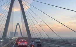 Xe phân khối lớn biến dạng, tài xế tử vong trên cầu Nhật Tân