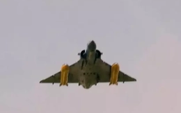 Hé lộ hình ảnh tiêm kích Mirage 2000-5F mang tên lửa tầm xa SCALP
