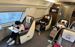 Nhìn bức ảnh chụp trong khoang riêng tàu cao tốc, tôi hiểu vì sao sự nghèo khó hiếm khi chạm tới con cháu nhà giàu