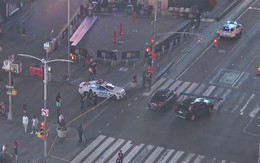 Xả súng kinh hoàng giữa Quảng trường Thời Đại ở New York, người dân hoảng loạn bỏ chạy thoát thân