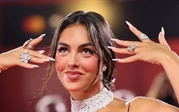 Bạn gái Ronaldo bị chê cười