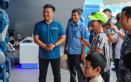 "Cười ra nước mắt" khi nói chuyện với robot hình người của Vingroup