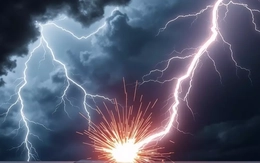 Vừa sạc vừa dùng điện thoại, một người ở Đắk Lắk bị sét đánh tử vong