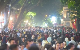 Biển người đổ về trung tâm Hà Nội