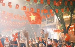 Khách Tây “hòa tan” trong không khí rộn ràng khắp Hà Nội, hát hò tưng bừng giữa “concert quốc gia”