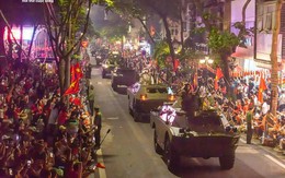 Dàn xe tăng thiết giáp tiến vào điểm tập kết trong tiếng reo hò của người dân