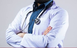 Người nhà lẻn vào phòng khám, nhét phong bì vào áo rồi tố cáo bác sỹ nhận hối lộ